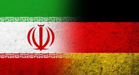 کلاسی پر جنب و جوش در ایران که با اشتیاق زبان آلمانی را یاد می گیرد