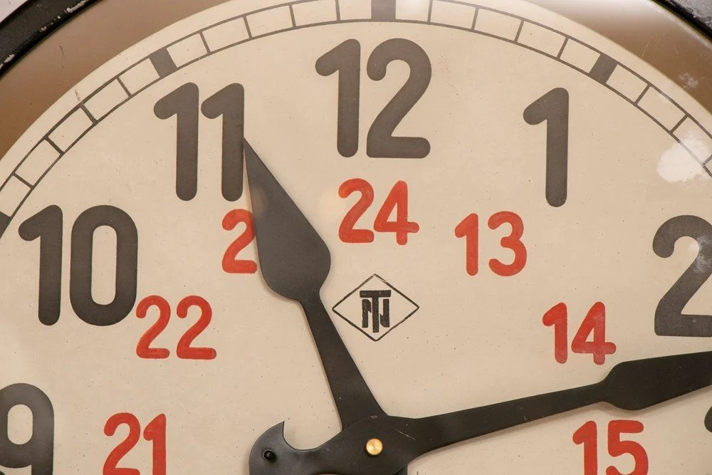 ساعتی آلمانی که زمان‌های مختلف روز را نشان می‌دهد